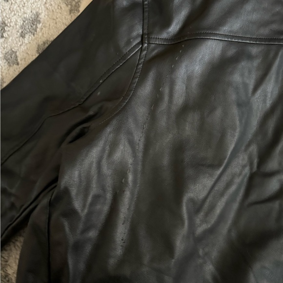 Black and Cream Faux Leather Jacket⭐️ - Picture 2 of 2